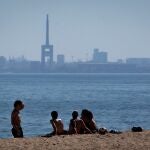Varias personas disfrutan de la playa de El Masnou (Barcelona), este martes, sexagésimo sexto día del estado de alarma decretado por el Gobierno por la pandemia de coronavirus. EFE/Enric Fontcuberta