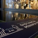 Presentación del primer centro comercial adaptado a la nueva realidad en España, el centro comercial Islazul, que ha sido preparado para su reapertura total, en el marco de la pandemia del Covid-19. En la imagen, detalle de uno de los adhesivos que recuerdan las normas de seguridad. EFE/Chema Moya