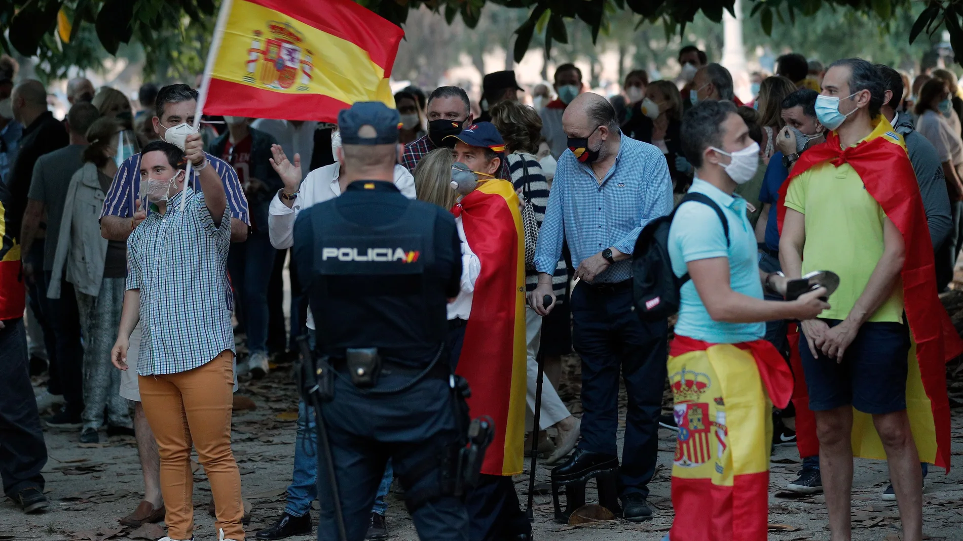 Cientos de personas se han concentrado en la Alameda de Valencia para protestar contra la gestión del Gobierno en la pandemia
