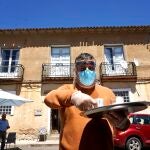 Germán, del bar El Torreón de la localidad vallisoletana de Villafrechós, sirve un café durante sus primeras horas en la fase 1