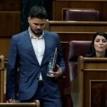 El portavoz de ERC, Gabriel Rufián, asiste al pleno del Congreso que debate este miércoles la quinta prórroga del estado de alarma después de que el Gobierno rectificara ante la presión de los grupos y solicitara una ampliación de quince días y no de un mes como había planteado en un principio, en Madrid (España), a 20 de mayo de 2020.