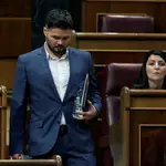 El portavoz de ERC, Gabriel Rufián, asiste al pleno del Congreso que debate este miércoles la quinta prórroga del estado de alarma después de que el Gobierno rectificara ante la presión de los grupos y solicitara una ampliación de quince días y no de un mes como había planteado en un principio, en Madrid (España), a 20 de mayo de 2020.