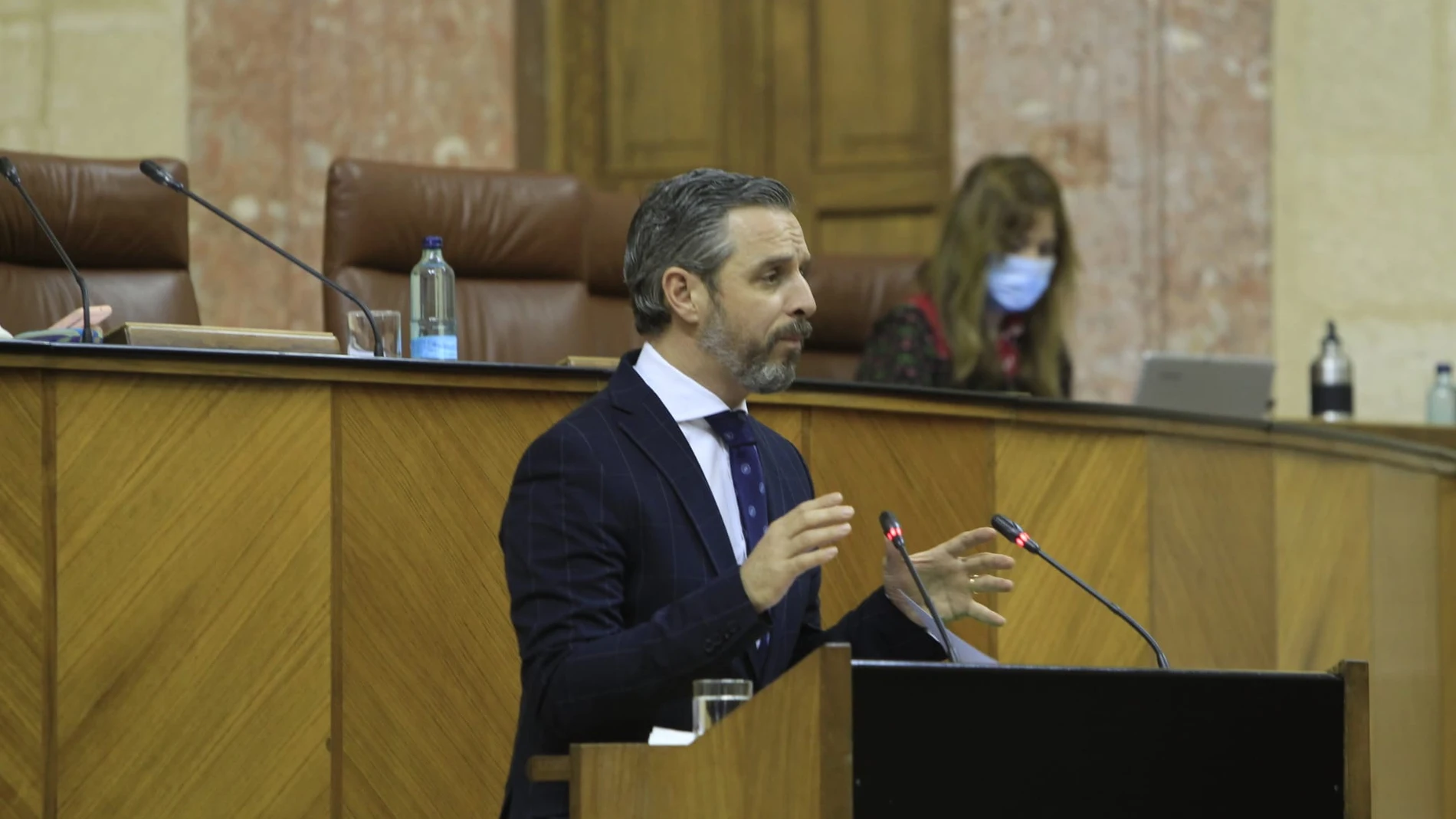 El consejero de Hacienda de la Junta de Andalucía, Juan Bravo, hoy en el Parlamento andaluz