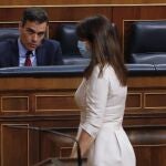 La portavoz de JxCat, Laura Borrás, pasa junto al presidente del Gobierno, Pedro Sánchez
