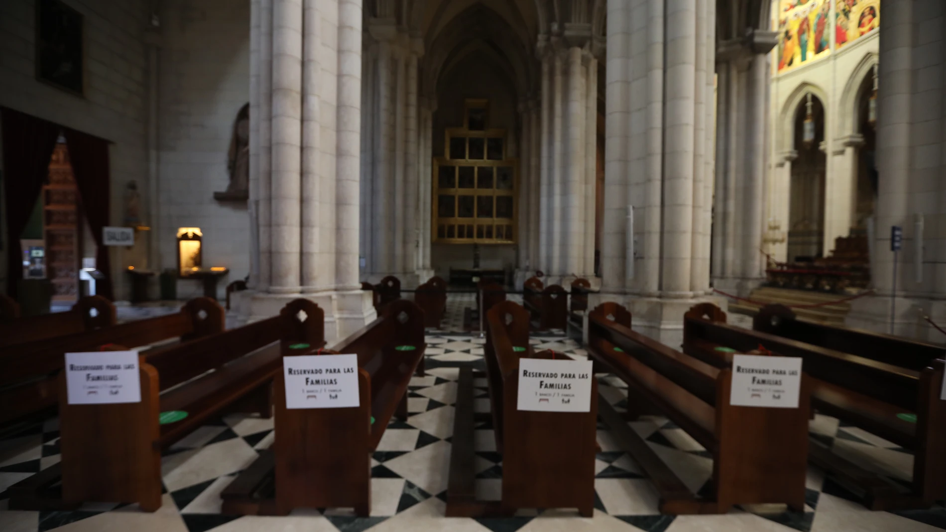 Interior de la Catedral de la Almudena con medidas de seguridad por la pandemia del coronavirus