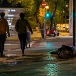 Una persona sin hogar durmiendo en la calle, cerca de la Estación de Sants de Barcelona, durante la noche del recuento de personas sin techo organizada por la Fundació Arrels el pasado 14 de mayo del 2020, durante la epidemia del coronavirus.FUNDACIÓ ARREL14/05/2020
