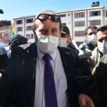 Policías bolivianos custodian al hasta ahora ministro interino de Salud de Bolivia, Marcelo Navajas (c), arrestado este miércoles en un caso de supuesta corrupción
