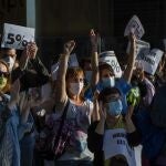 Reivindicación a las puertas de varios hospitales catalanes: el personal médico y de enfermería reclama el 5% del sueldo que perdió hace ya una década por la crisis y que aún no ha recuperado.