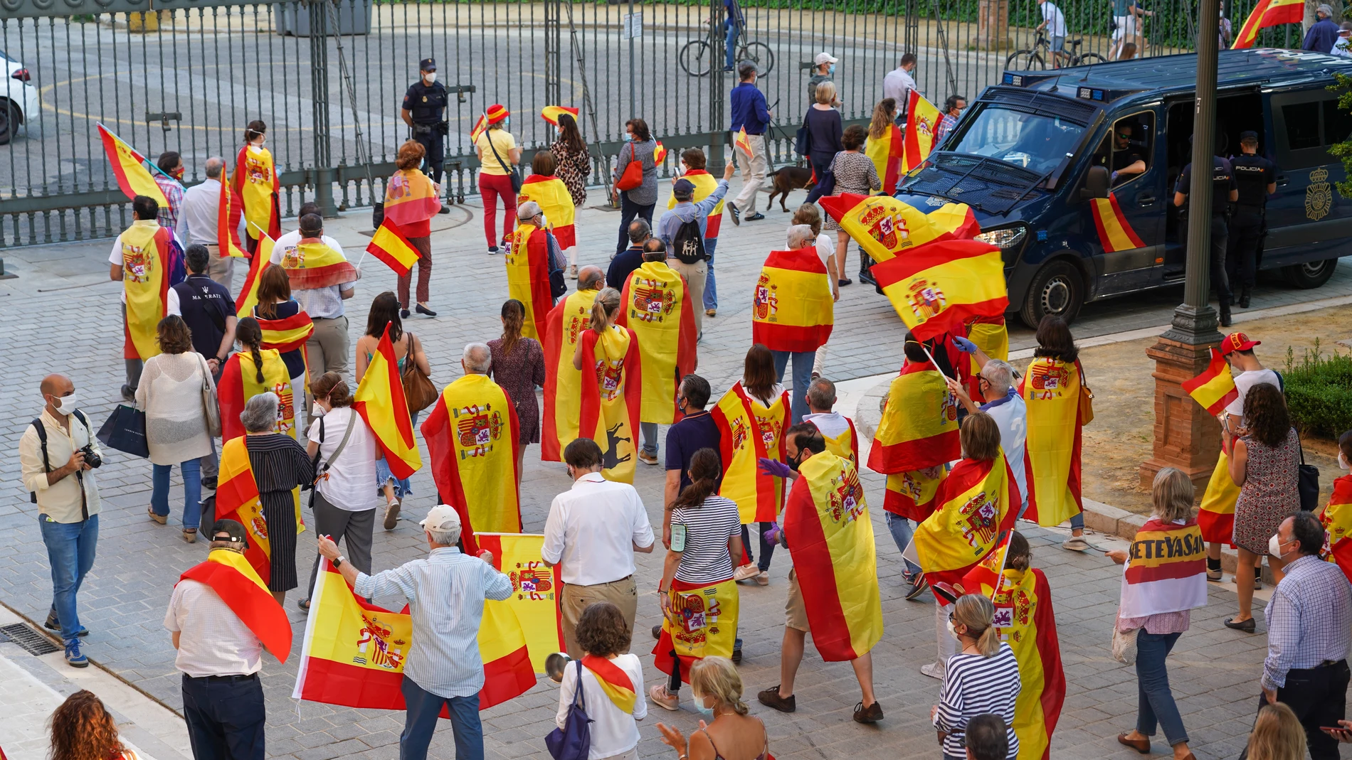 Varias decenas de personas celebran una nueva protesta contra el Gobierno en la Plaza de España de Sevilla a 20 de mayo de 2020