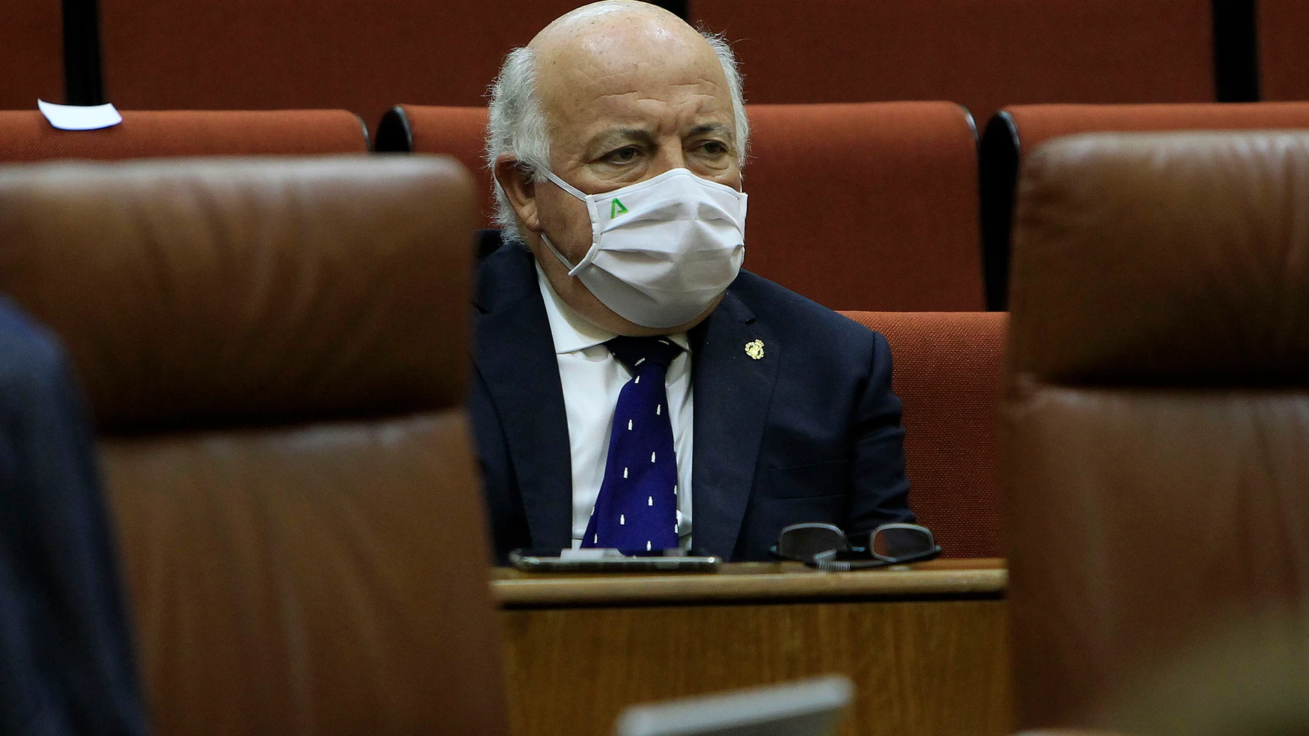 El consejero de Salud, Jesús Aguirre, protegido con mascarilla durante la sesión de control al Gobierno en el Parlamento