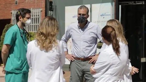 Ortega Smith a las puertas del hospital tras ser dado de alta