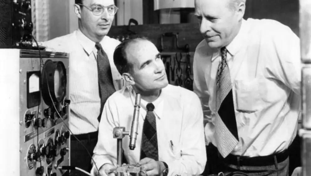 De izquierda a derecha, John Bardeen, William Shockley y Walter Brattain, los inventores del transistor de germanio en 1948. La foto forma parte de la promocion, y se ve a Shockley cogiendo el invento de sus compañeros.