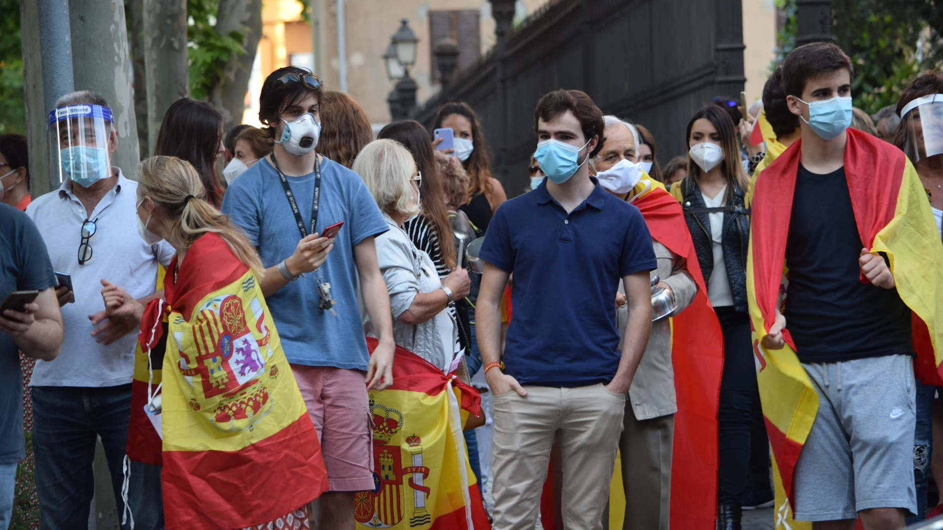 Sucesos.- Unas 100 personas se concentran contra Sánchez en el barrio de la Bonanova de Barcelona
