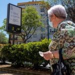 GRAFAND8620. HUELVA, 20/05/2020.- Una mujer camina por una céntrica calle de Huelva, hoy miércoles cuando la Agencia Estatal de Meteorología (Aemet) prevé temperaturas en ascenso en Andalucía.EFE/Julián Pérez