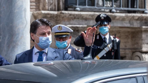 Giuseppe Conte saluda a su llegada este miércoles al Senado, donde su ministro de Justicia ha afrontado con éxito dos mociones de censura