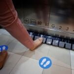 -FOTODELDIA- Bangkok (Tailandia), 20/05/2020.- Una clienta selecciona con el pie el piso al que se dirige en un ascensor del centro comercial Seacon Square de Bangkok (Tailandia) este miércoles. Los ascensores han sido modificados para evitar la propagación del COVID-19. EFE/Narong Sangnak