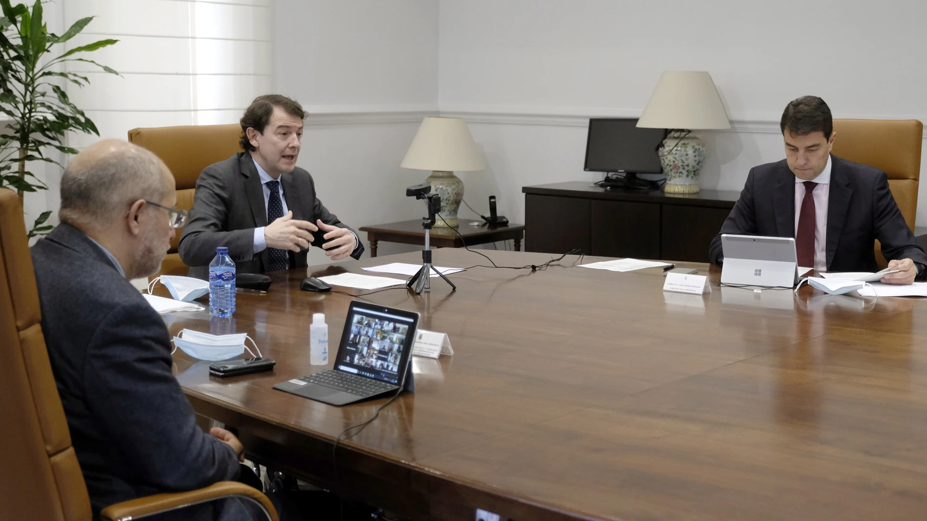 Alfonso Fernández Mañueco, Ángel Ibáñez y Francisco Igea, durante la reunión con los alcaldes y presidentes de diputaciones de Castilla y León