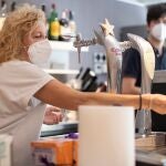 Los propietarios del restaurante La Tertulia preparan antes de la entrada de Barcelona y su área metropolitana a la fase 1