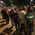 ACOMPAÑA CRÓNICA: MÉXICO POBREZA - MEX1414. CIUDAD DE MÉXICO (MÉXICO), 21/05/2020.- Personas en situación de calle hacen una fila para recibir alimentos el pasado 20 de mayo, en Ciudad de México (México). La pandemia de COVID-19 ha vaciado el Paseo de la Reforma, la avenida más importante de Ciudad de México. Ya no se ven diminutas personas bajo los rascacielos, excepto en las noches de lunes y miércoles: esos dos días hay una fila que ocupa toda una manzana. Son pobres de la capital formados para recibir comida. EFE/ Sáshenka Gutiérrez