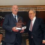 Vicente del Bosque recibe el Premio "Cándido, Mesonero Mayor de Castilla" de manos del hijo del fundador, Alberto Cándido