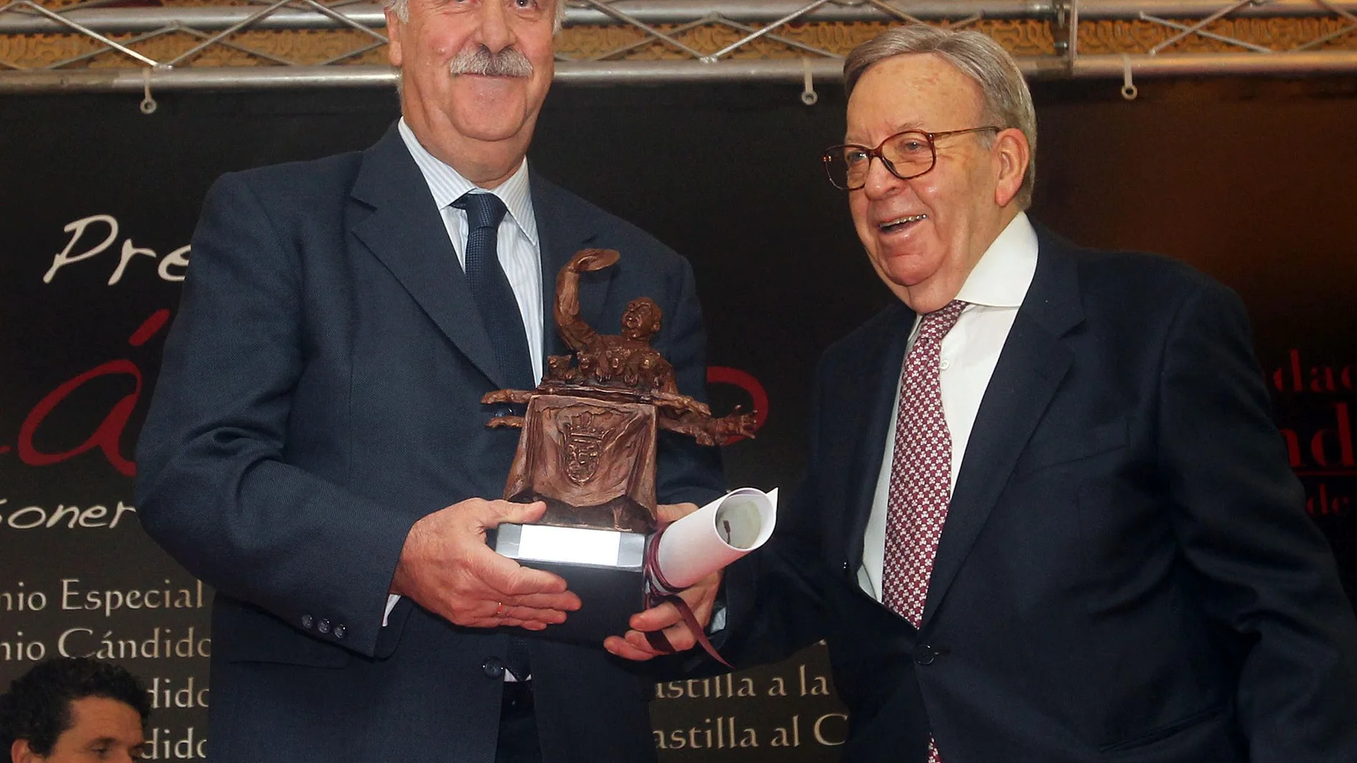 Vicente del Bosque recibe el Premio "Cándido, Mesonero Mayor de Castilla" de manos del hijo del fundador, Alberto Cándido