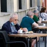 La entrada en la fase 1 de la desescalada ha permitido abrir las terrazas de los bares en mayo Gente en bares y terrazas