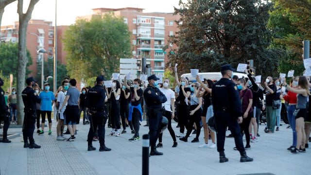 Agentes de la Policía Nacional montan guardia durante una manifestación . EFE/Emilio Naranjo