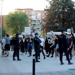 Agentes de la Policía Nacional montan guardia durante una manifestación . EFE/Emilio Naranjo