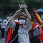 Vecinos del madrileño barrio de Carabanchel se manifiestan hoy jueves junto a la Avenida de Oporto para protestar contra la gestión del Gobierno en la crisis generada por el coronavirus y pedir su dimisión.