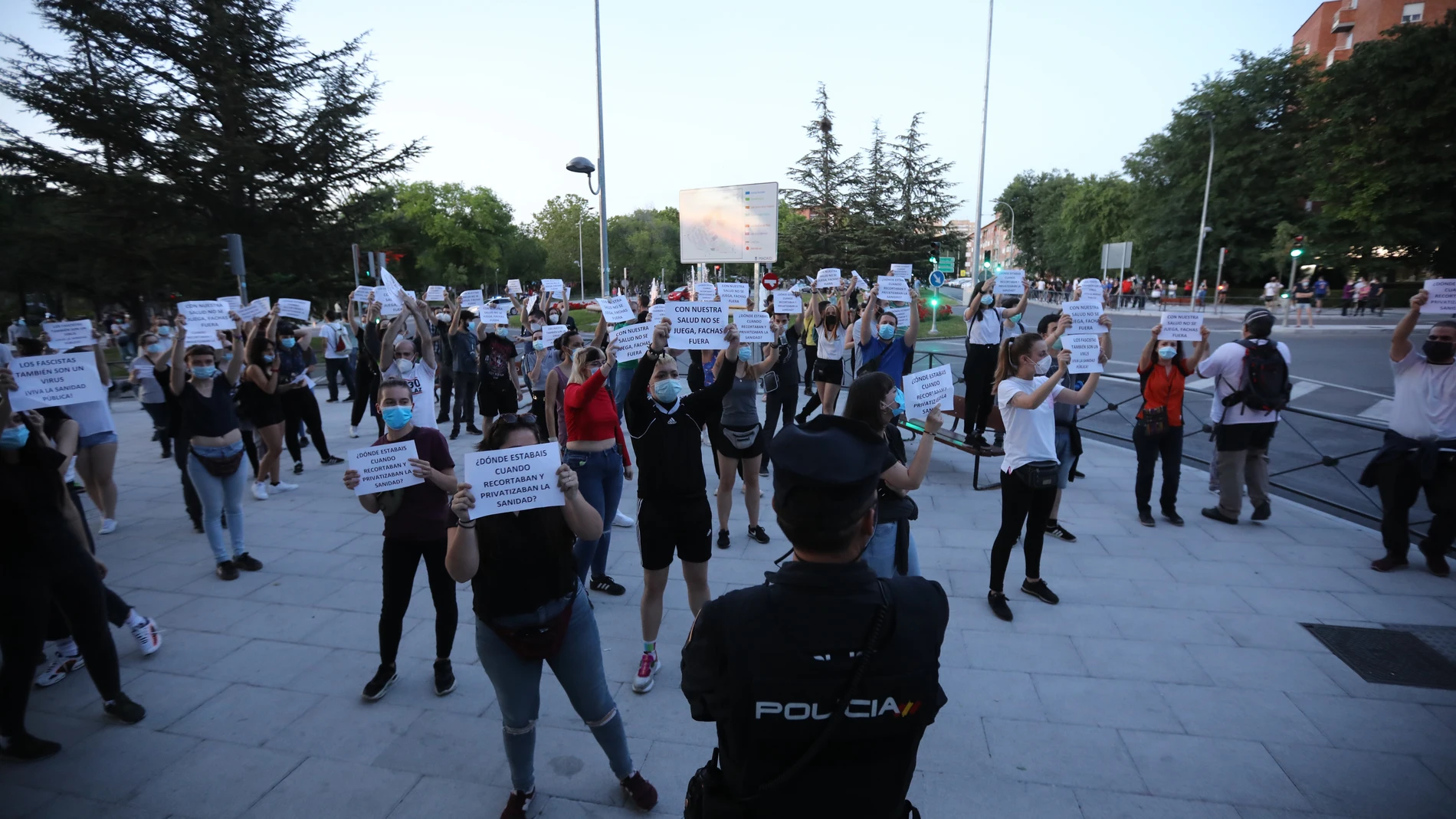 Agentes de la Policía Nacional montan guardia durante una manifestación contra la gestión del Gobierno en el marco de la crisis generada por el COVID-19, este jueves en Moratalaz, Madrid.