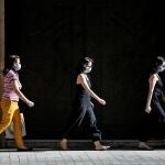 Personas caminando por la calle con mascarilla y manteniendo la distancia, a 25 de mayo de 2020