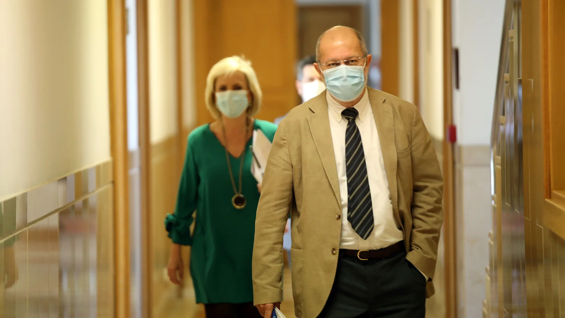 El vicepresidente Francisco Igea y la consejera de Sanidad, Verónica Casado, se dirigen a la rueda de prensa posterior al Consejo de Gobierno, con la mascarilla puesta