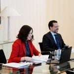 La presidenta de la Comunidad de Madrid, Isabel Díaz Ayuso (d) junto con su consejero de Hacienda, Javier Fernández-Lasquetty