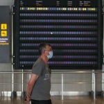 Un pasajero en el aeropuerto de Manises con la pantalla de información de vuelos vacía