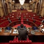 Pleno del Parlament con la presencia de una veintena de diputados