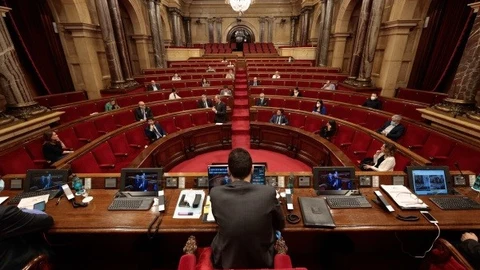 Pleno del Parlament con la presencia de una veintena de diputados