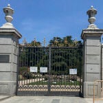 Una de las puertas cerradas del parque de La Rosaleda, uno de los grandes parques de Madrid, tras el anuncio que ha realizado alcalde de la capital, José Luis Martínez-Almeida, sobre su apertura de "de forma inmediata" cuando la capital pase a la Fase 1 de la desescalada.