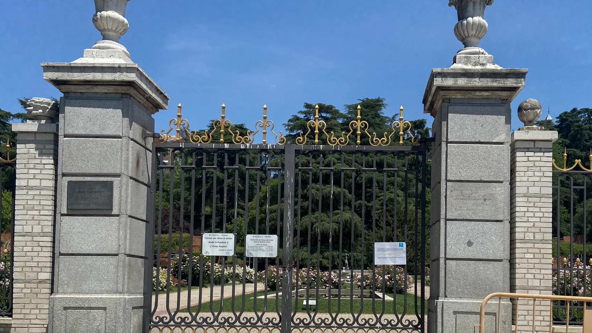 Una de las puertas cerradas del parque de La Rosaleda, uno de los grandes parques de Madrid, tras el anuncio que ha realizado alcalde de la capital, José Luis Martínez-Almeida, sobre su apertura de "de forma inmediata" cuando la capital pase a la Fase 1 de la desescalada.