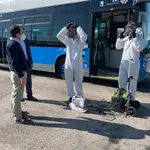 El delegado de Medio Ambiente y Movilidad, Borja Carabante, comprueba la desinfección de los autobuses de la EMT