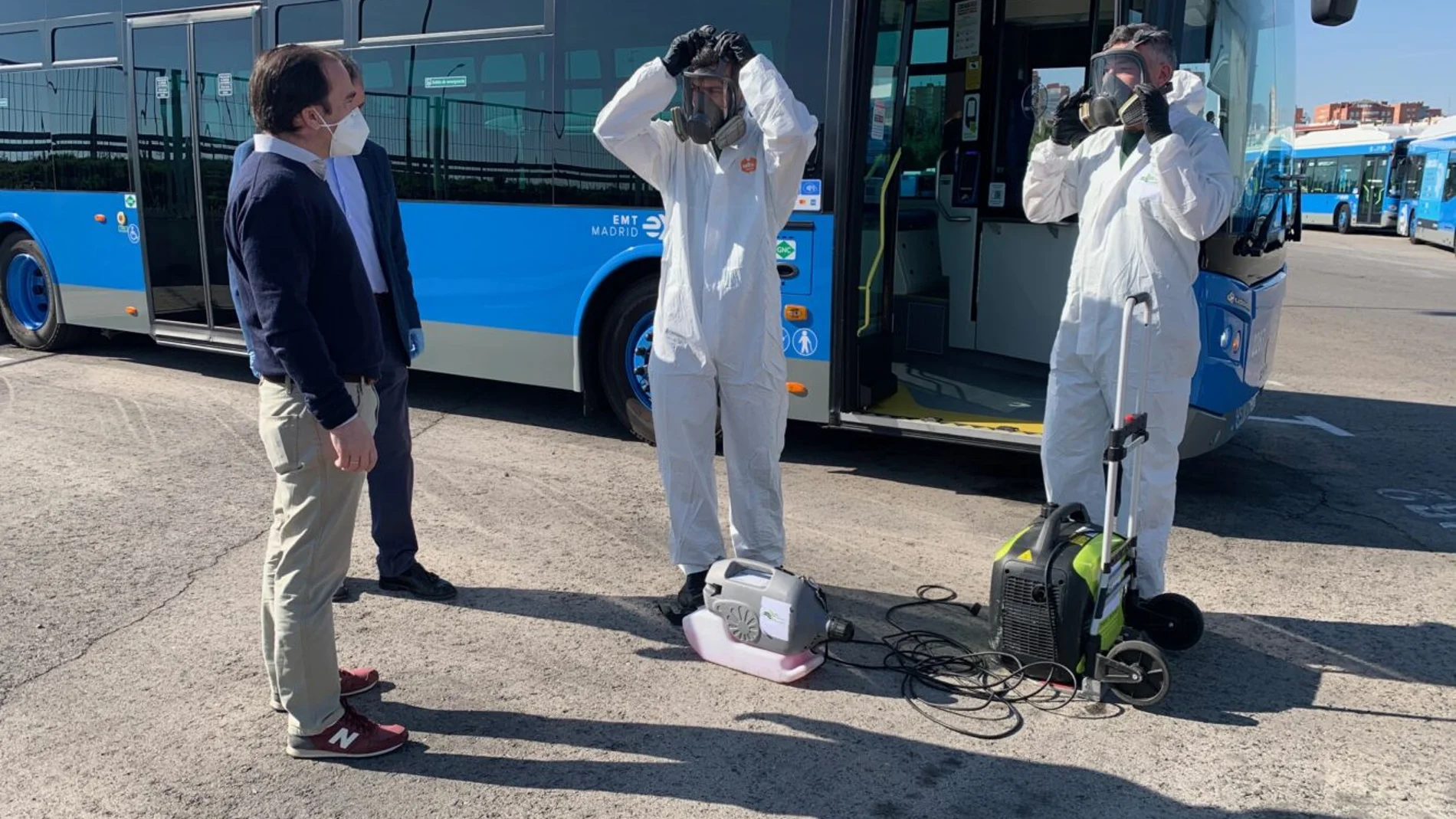 El delegado de Medio Ambiente y Movilidad, Borja Carabante, comprueba la desinfección de los autobuses de la EMT