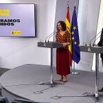La ministra de Hacienda, María Jesús Montero (i) y el ministro de Sanidad, Salvador Illa (d) durante la rueda de prensa tras el Consejo de Ministros este viernes