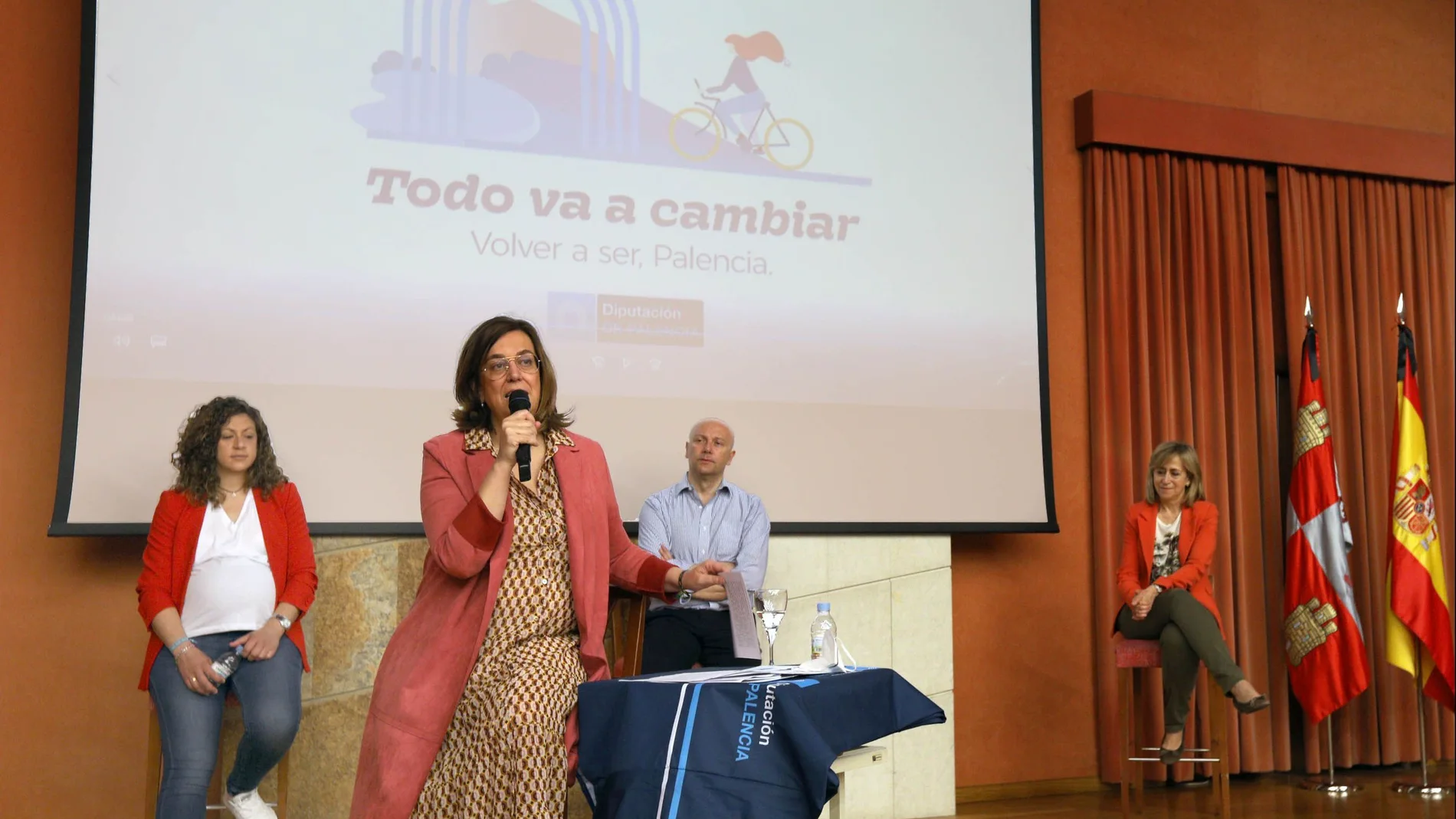 La presidenta de la Diputación, Ángeles Armisén, presenta la campaña "Todo va a cambiar. Volver a ser, Palencia"