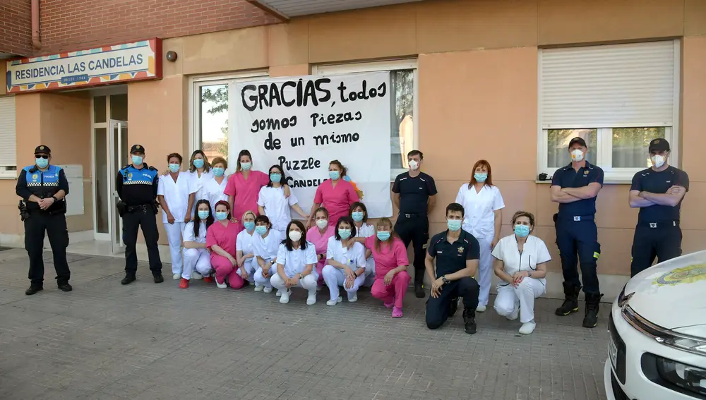 Homenaje de cuerpos y fuerzas de seguridad al personal de varias residencias de ancianos de Burgos