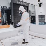 Un operario desinfecta las instalaciones del centro comercial Los Arcos en Sevilla para preparar su reapertura