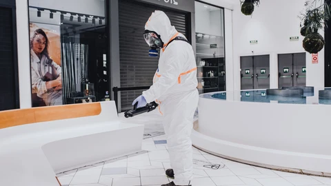 Un operario desinfecta las instalaciones del centro comercial Los Arcos en Sevilla para preparar su reapertura