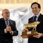 El consejero de Agricultura, Ganadería y Desarrollo Rural, José Julio Carnero entrega el toro de oro al ganadero Justo Hernández por su toro Barquillo