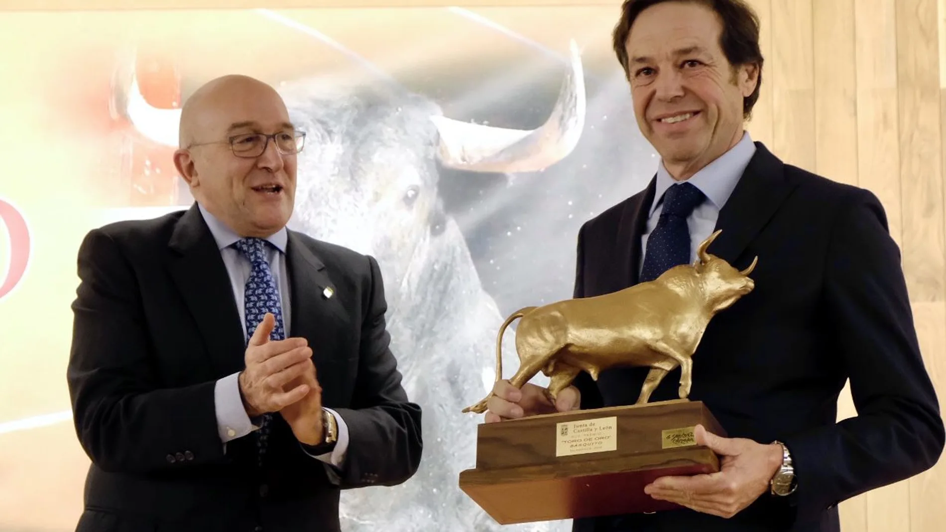 El consejero de Agricultura, Ganadería y Desarrollo Rural, José Julio Carnero entrega el toro de oro al ganadero Justo Hernández por su toro Barquillo