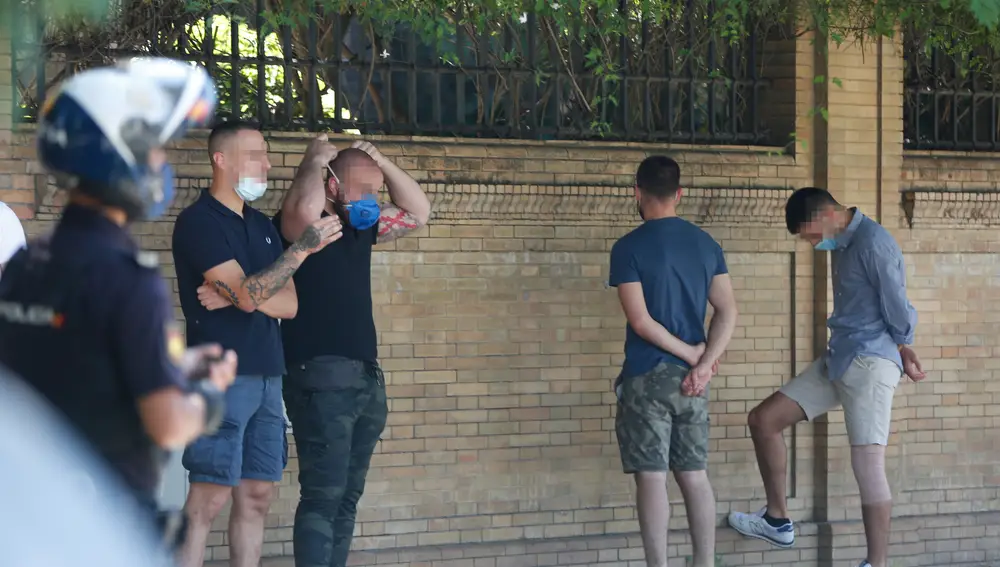 La Policía retiene a un grupo de jóvenes durante la caravana convocada en Sevilla