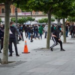 Varias personas se enfrentan a la Policía Foral durante la manifestacion ilegal de protesta y apoyo al terrorista de ETA Patxi Ruiz