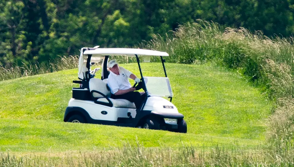 Trump vuelve a jugar al golf. El presidente ha pasado su primer fin de semana practicando su deporte favorito desde que estalló la pandemia